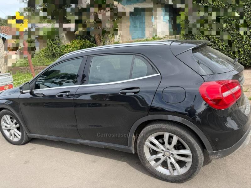 MERCEDES-BENZ - GLA 200 - 2014/2015 - Preta - R$ 99.900,00