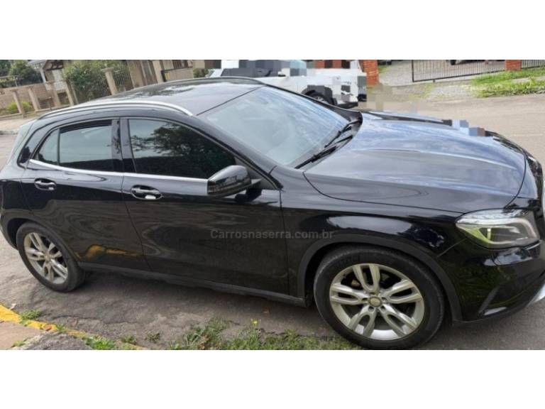 MERCEDES-BENZ - GLA 200 - 2014/2015 - Preta - R$ 99.900,00
