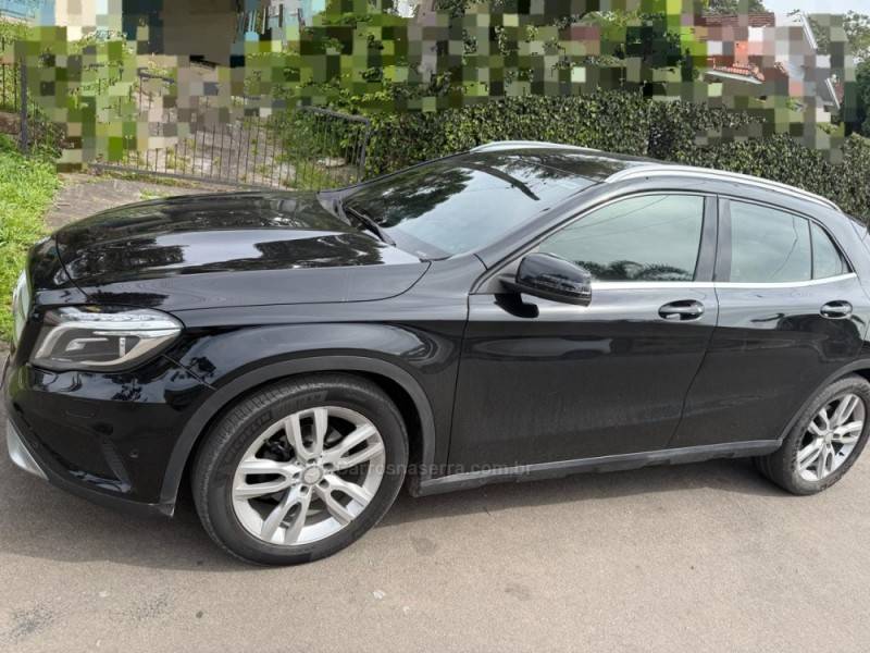 MERCEDES-BENZ - GLA 200 - 2014/2015 - Preta - R$ 99.900,00