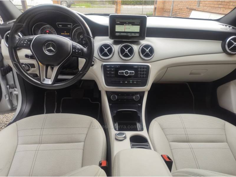 MERCEDES-BENZ - GLA 200 - 2015/2015 - Prata - R$ 112.000,00