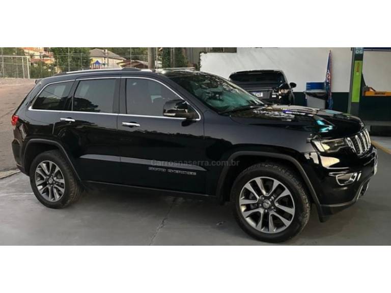 JEEP - GRAND CHEROKEE - 2018/2018 - Preta - R$ 165.000,00