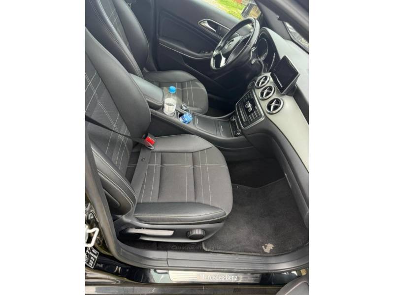 MERCEDES-BENZ - GLA 200 - 2014/2015 - Preta - R$ 99.900,00