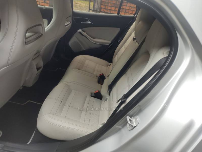 MERCEDES-BENZ - GLA 200 - 2015/2015 - Prata - R$ 112.000,00